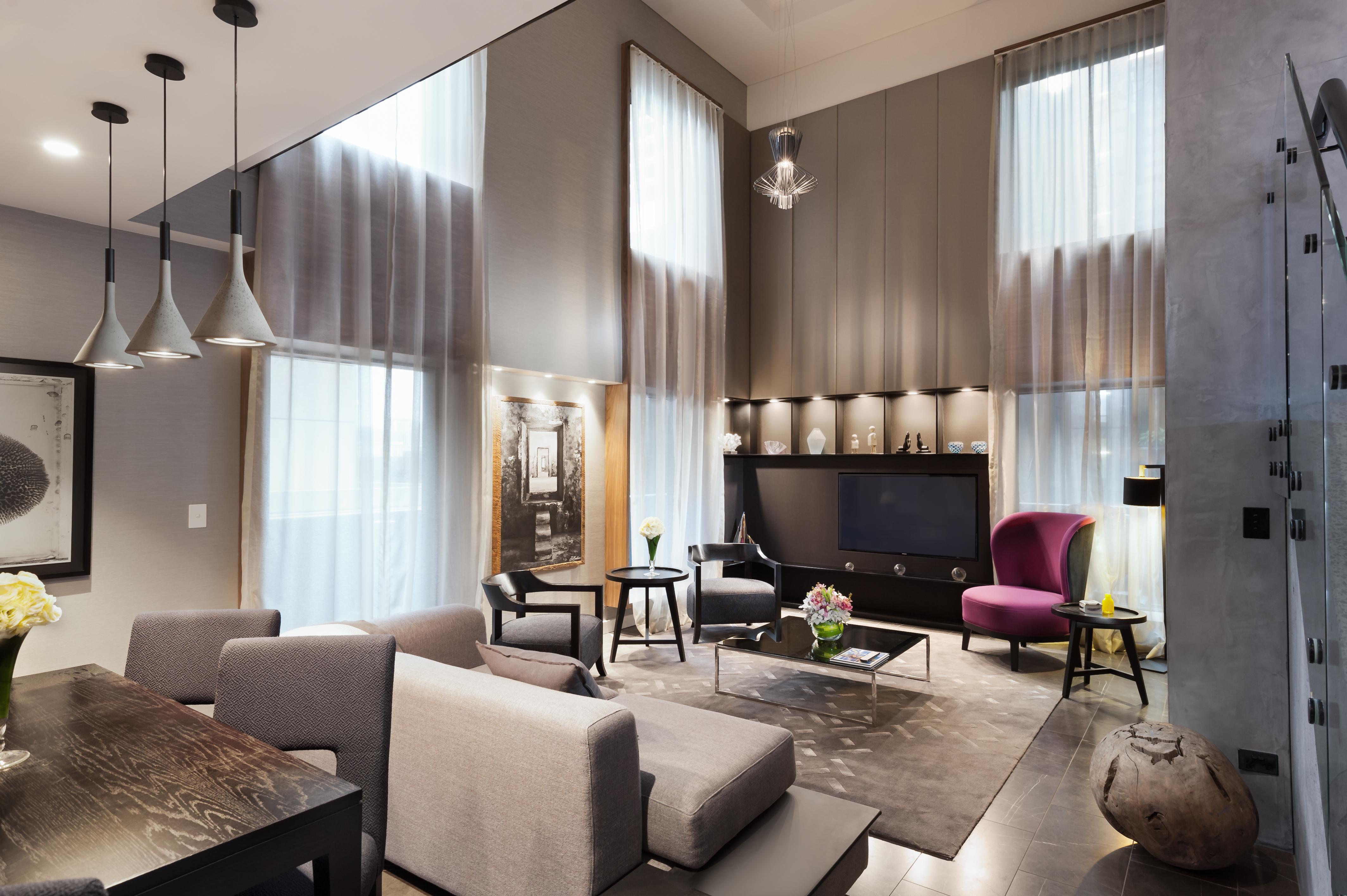 Stamford Plaza Melbourne Hotell Exteriör bild The photo shows a stylish and modern living room with high ceilings and large windows that allow natural light to brighten the space. The room features a mix of contemporary furniture, including a light gray sofa and a sleek coffee table in the cente