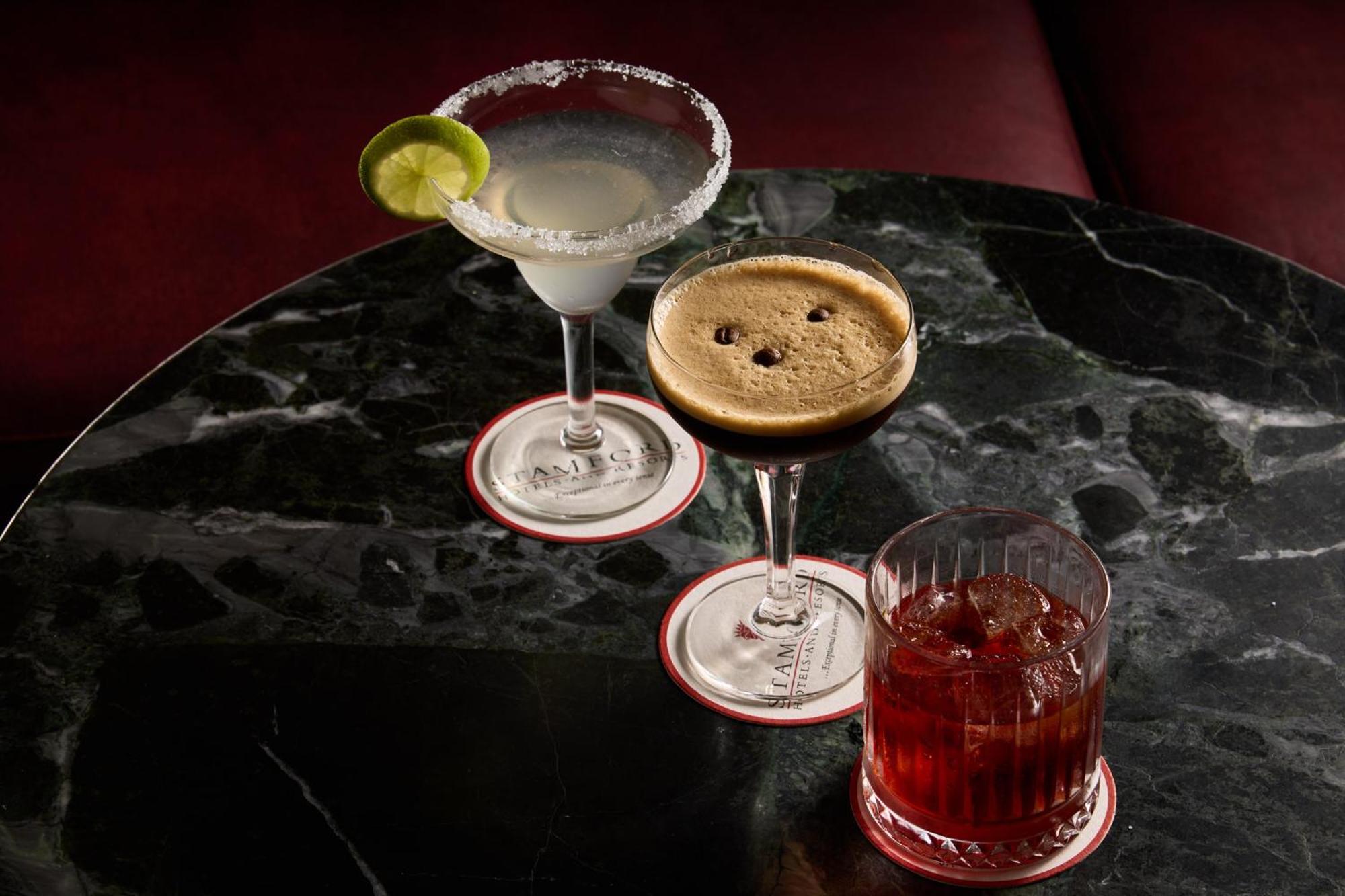 Stamford Plaza Melbourne Hotell Exteriör bild The photo features three different cocktails displayed on a dark, marble table. 

1. **Left Cocktail**: A margarita served in a traditional glass, garnished with a lime wedge and featuring a salted rim.
2. **Middle Cocktail**: An espresso martini in 